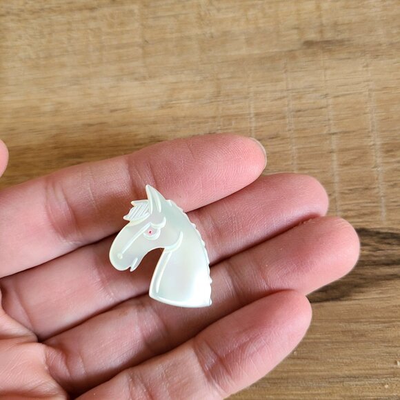 Vintage mother of pearl horse head brooch. - Picture 2 of 3